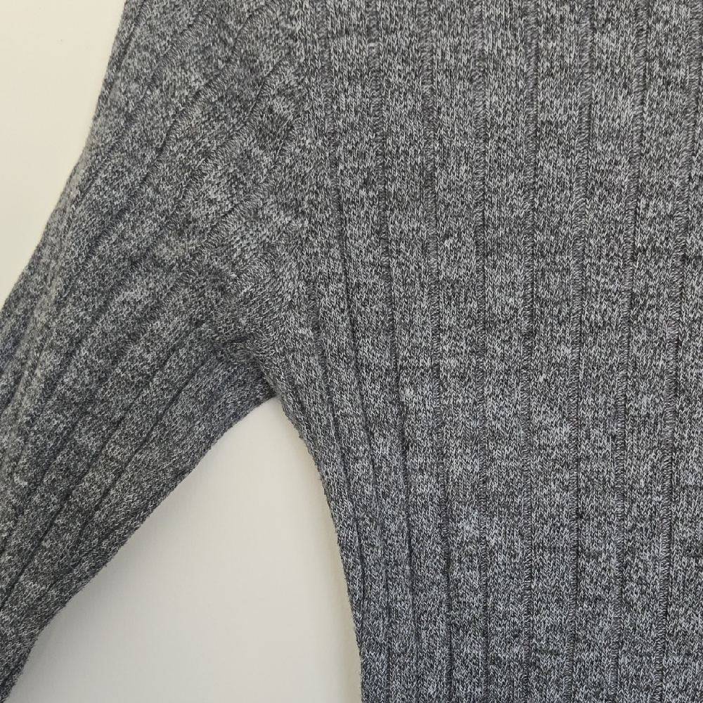 Elegant Gray Ribbed Knit Dress - Picture 4 of 4
